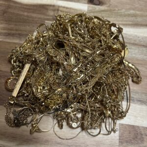 切れてしまったネックレス、片方しかないピアスなどでも大丈夫です！金、プラチナ製品お持ち込み下さい。