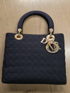 古い…汚れてる…破れてる…ベタ剥がれがあっても…買取が可能です！！Diorのバッグ高価買取中！
