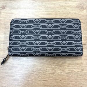 古い…ぼろぼろ…でも、大丈夫です！ナニウルではどんなブランド財布でも買い取ります！