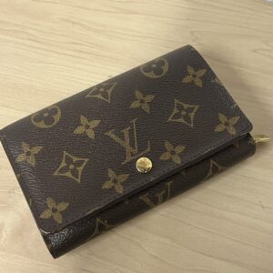 流行に左右されないデザイン、中古市場でも安定した人気を誇るアイテム「ポルトフォイユ・サラ」